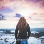 Foto de una mujer mirando a lo lejos