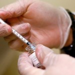 médico extrayendo toxina del frasco