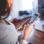 Fotos de una mujer sujetando un movil