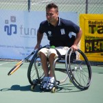 Juan Carlos Martinez jugando al tenis
