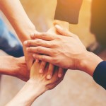 Foto de manos unidas haciendo equipo