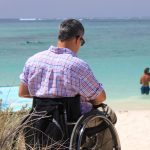 Foto de una hombre en silla de ruedas en la playa