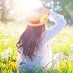 Foto de una mujer en un campo de flores