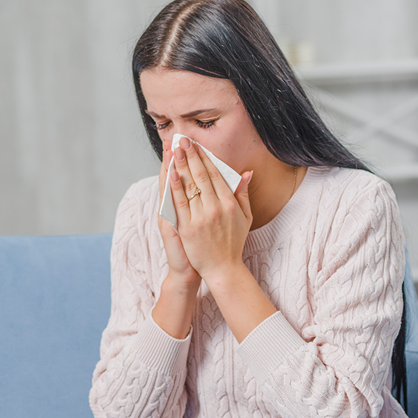 Foto de una mujer con alergia